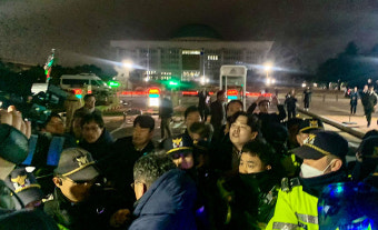 국회 모이는 여야 의원들...국회 과반 의결시 ‘계엄 해제’ 가능
