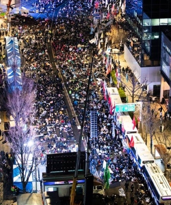 24시간 철야행동 돌입한 시민들 “헌재, 윤석열 8대0 파면해야”