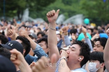 양산 시민들 이재명 후보를 향해 엄지척