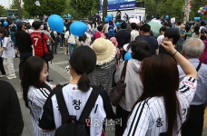 야구장 앞에서 지지호소하는 이재명 후보