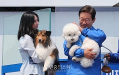 반려견 뭉지를 안는 이재명 후보