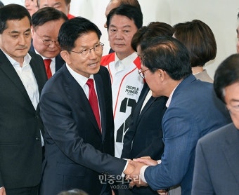 패배 승복 후 떠나며 당직자들과 인사하는 김문수