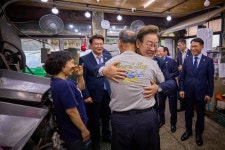 “세금 내도 좋다” 이재명 대통령 만나 눈물 흘린 방앗간 주인