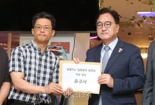 홈플러스 입점점주협의회 요구서 받는 우원식 국회의장