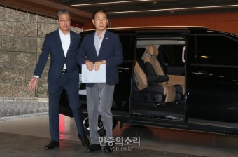 인사청문회 준비 위해 출근하는 권오을