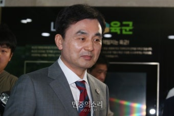 취재진의 질문 듣는 안규백 국방부장관 후보자