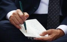 김민석 총리 수첩 가득