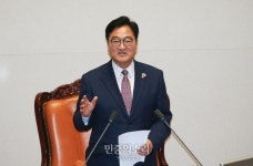 방청 온 학생들에게 국회 투표 설명하는 우원식 국회의장
