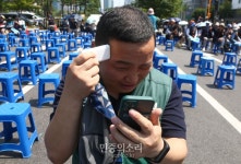 폭염 필수 썬크림 바르고 투쟁