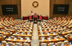 ‘방송3법’ 중 마지막 한국교육방송공사법 개정안 찬성 토론하는 이정헌 의원