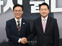 기념촬영하는 김민석 총리와 장동혁 대표