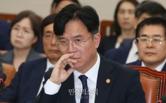 의원 질의 듣는 김영훈 고용노동부 장관
