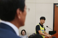 이배원 니토옵티칼 대표이사룰 바라보는 최현환 한국옵티칼 하이테크 지회장