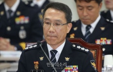 입술을 꽉 다문 유재성 경찰청장 직무대행