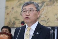 의원 질의 답변하는 정근식 서울시교육감