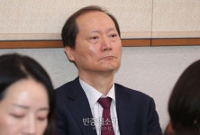 증인선서 거부하고 앉아있는 이완규