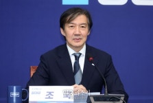 조국 신임 대표, 우상호 정무수석 접견