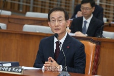 의원 질의 답하는 김호철 후보자
