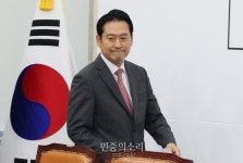 기자간담회 참석하는 장동혁