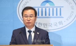 수원지검 1313호 검사실 의혹 관련 기자회견하는 이건태 의원