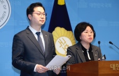 민주당 “장인수 기자, 근거 없는 ‘공소 취소 거래설’ 유포 고발”