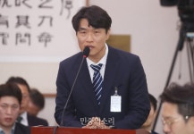 의원 질의 답하는 김영남