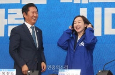 전은수 전 청와대 대변인 당 점퍼 입어