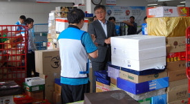 [사진기사] 우정사업본부장, 택배물량 처리 직원들 격려