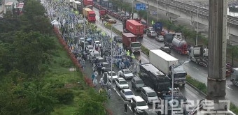 [사진기사] 화물연대, 부산신항서 안전운임제 집회