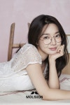 김우빈의 그녀 신민아, 안경으로 지적인 분위기UP...복귀 언제?