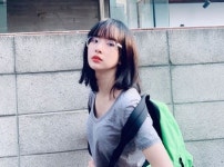 우주소녀 설아, 안경+백팩으로 완성한 일상 패션