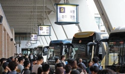 수원역·터미널 귀성객들로 북적…KTX  일찌감치 매진