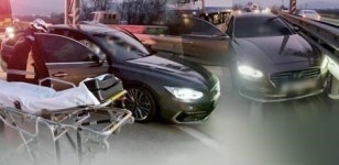 경부고속도로 옥천 휴게소 인근 승용차 중앙분리대 충돌