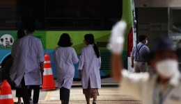 코로나19 검사부터...진료복귀 전공의들 검사