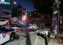 승용차 전도 사고...부산 동명대서거리서 운전자 부상