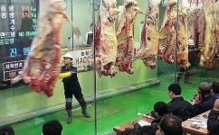 [금일 유통업계 주요기사]전국 최대 축산물공판장 집단확진...백화점·전통시장, 설 명절 앞두고 희비 外