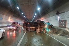 부산곰내터널서 2.5t 청소차 전도...2명 부상