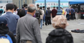 신규확진 430명...서울 중랑구 노래연습장 13명 확진