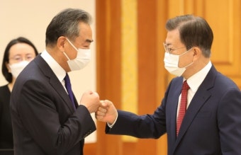 中 왕이 문대통령 예방...문대통령 
