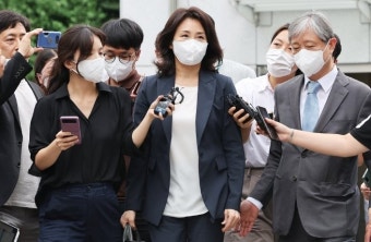'법카 의혹'...김혜경, 피의자 신분 경찰 출석
