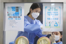 내일부터 격리 의무 해제…동네 병원·약국 마스크 권면 조치
