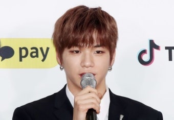 강다니엘, 소속사 대주주 고소…