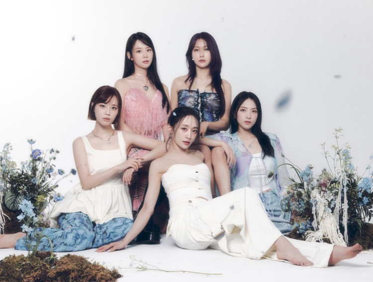 카라, 고(故) 구하라와 함께한 첫 6인 완전체 곡 헬로(Hello)으로 여름을 담다