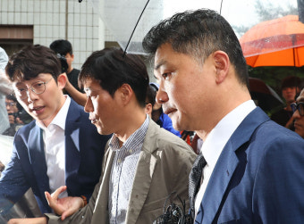 'SM 시세조종' 카카오 창업자 김범수, 구속심사 출석