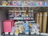 [르포] 최애 K-팝 아이돌, 편의점에 쏙…CU 뮤직라이브러리점, 외국인 관광객 성지 거듭