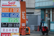 기름값, 8주째 내리막…휘발유 1천690원·경유 1천583원