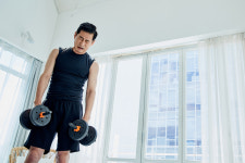 어깨 부상 유발하는 홈트 자세 이것…스트레칭·웜업 충분히