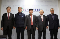 탄력근로제 합의에 인천공항 노동자들, 한국노총 비판