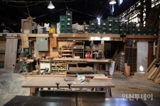 목수의 손은 나무를 닮아간다