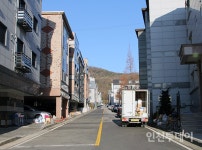 [르포] 고립된 청년들 ··· 인천 영종도 넙디마을을 가다